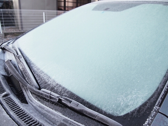 車のフロントガラスの氷をすぐに溶かす方法４つ！簡単なものは？